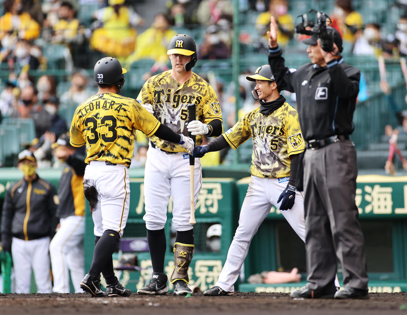 阪神対ヤクルト　3回裏阪神無死満塁、大山の2点適時打で近本（右）に続き二塁糸原も生還する（撮影・清水貴仁）