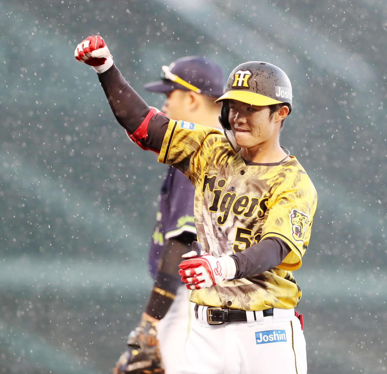 阪神対ヤクルト　7回裏阪神2死二、三塁、中野は左前適時打を放ちガッツポーズを見せる（撮影・加藤哉）