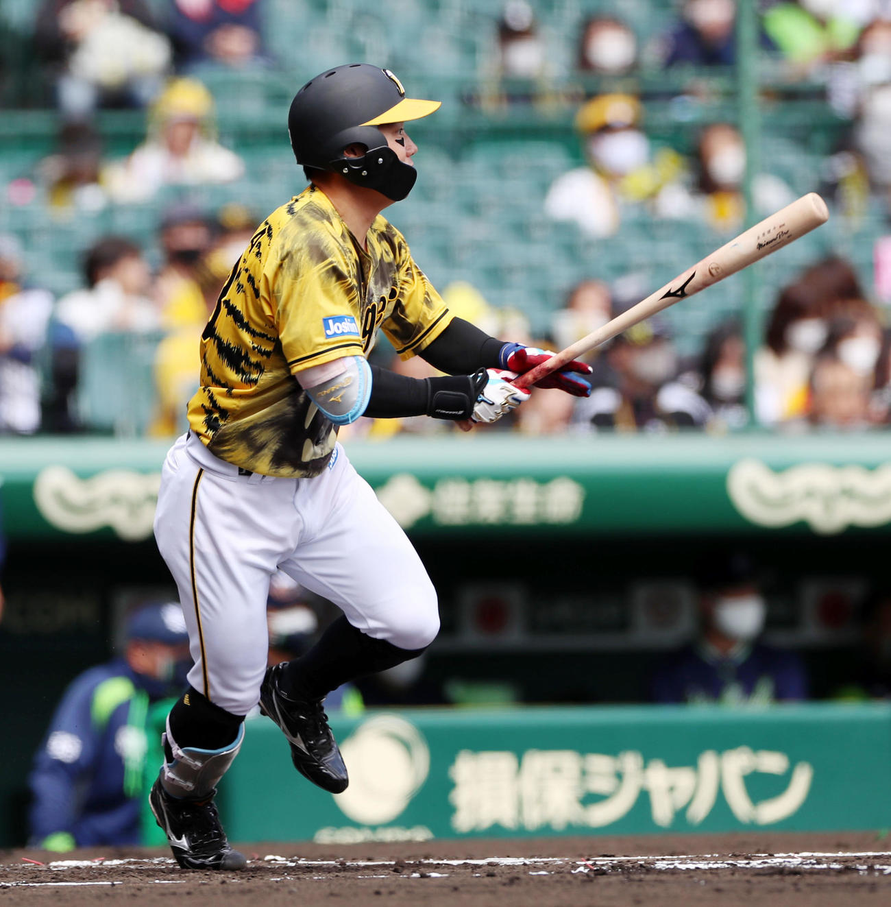 阪神対ヤクルト　1回裏阪神無死一塁、糸原は左前打を放つ（撮影・加藤哉）