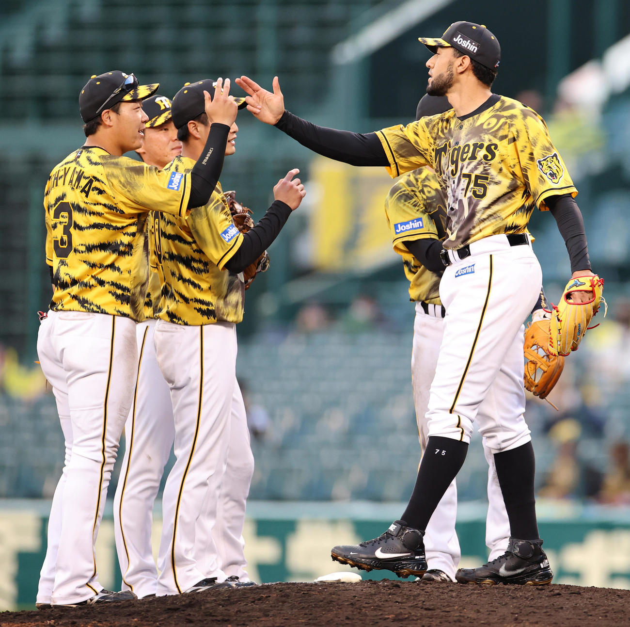 阪神対ヤクルト　ヤクルトに勝利しタッチを交わす大山（左）、スアレス（右）（撮影・清水貴仁）
