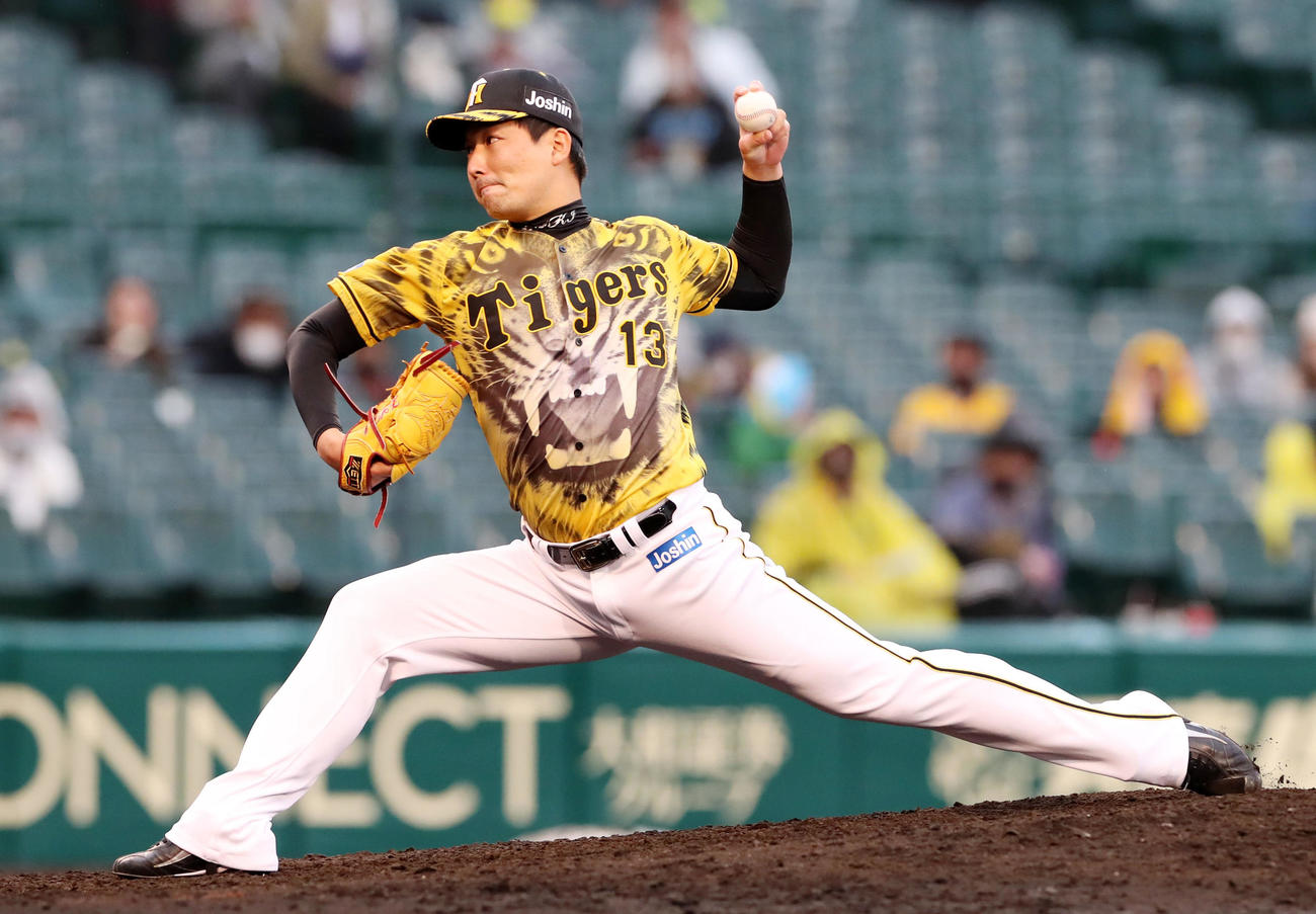 阪神対ヤクルト　8回表、阪神5番手で登板した岩崎（撮影・加藤哉）