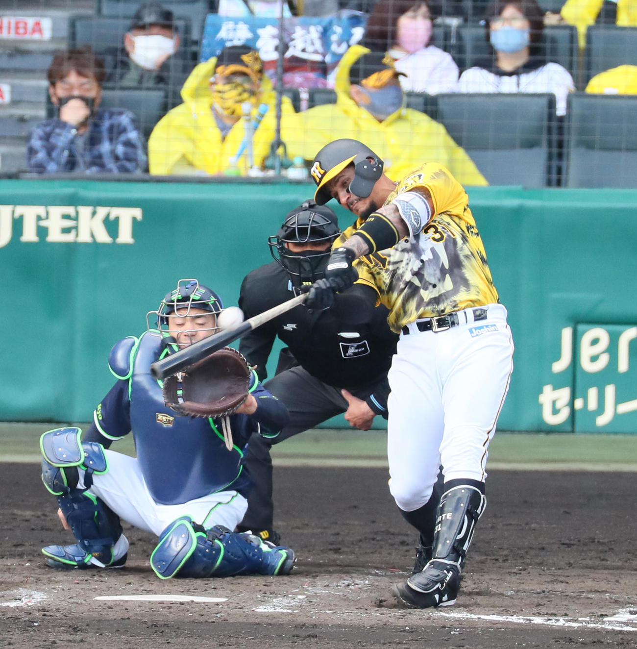 阪神対ヤクルト　4回裏阪神1死一塁、マルテは左越え2点本塁打を放つ（撮影・宮崎幸一）