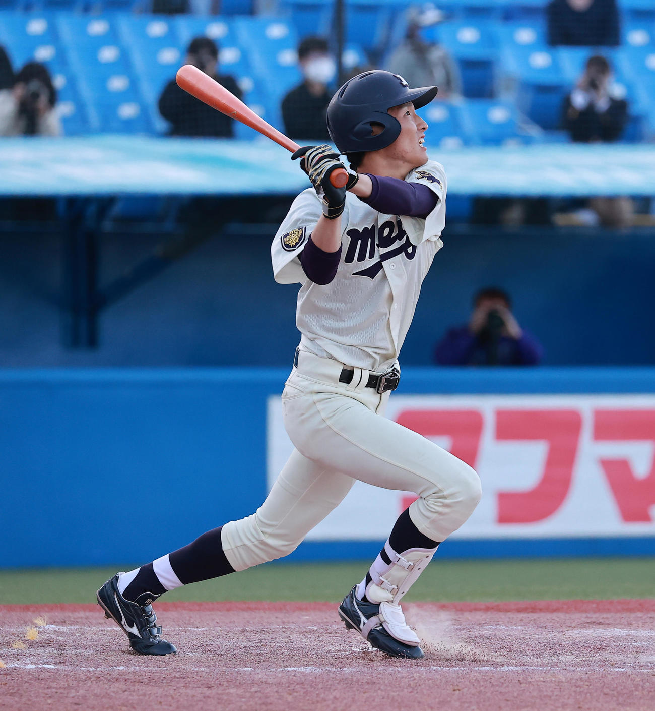 東大対明大　8回裏明大1死一塁、右越え本塁打を放つ堀内（撮影・野上伸悟）