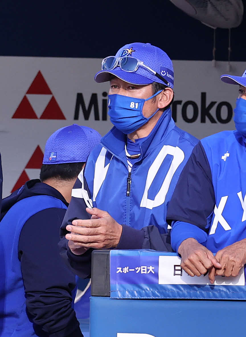 DeNA対巨人　8回裏DeNA2死三塁、オースティンの三内野適時打で同点になり拍手する三浦監督（撮影・鈴木正人）