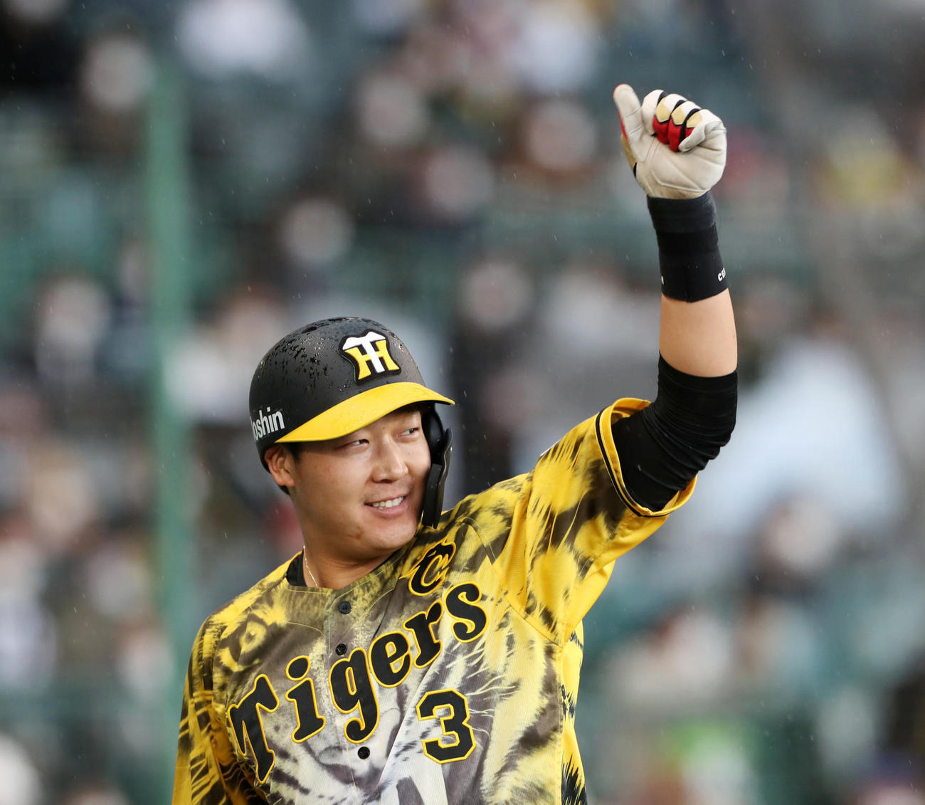 阪神対ヤクルト　7回裏阪神2死二、三塁、三塁走者大山は中野の左前適時打で生還し笑顔で手を上げる（撮影・加藤哉）
