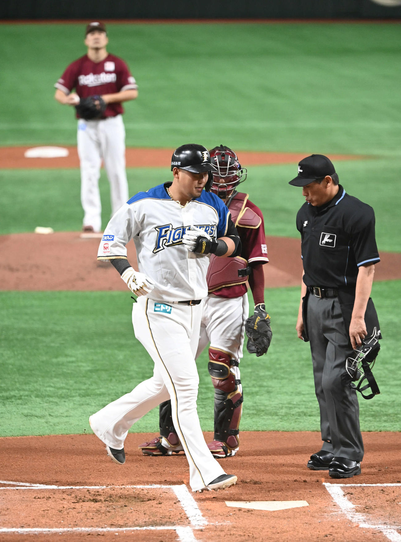 21年4月17日、日本ハム対楽天　1回裏日本ハム2死一塁、2点本塁打を放って生還する中田。後方は投手田中将