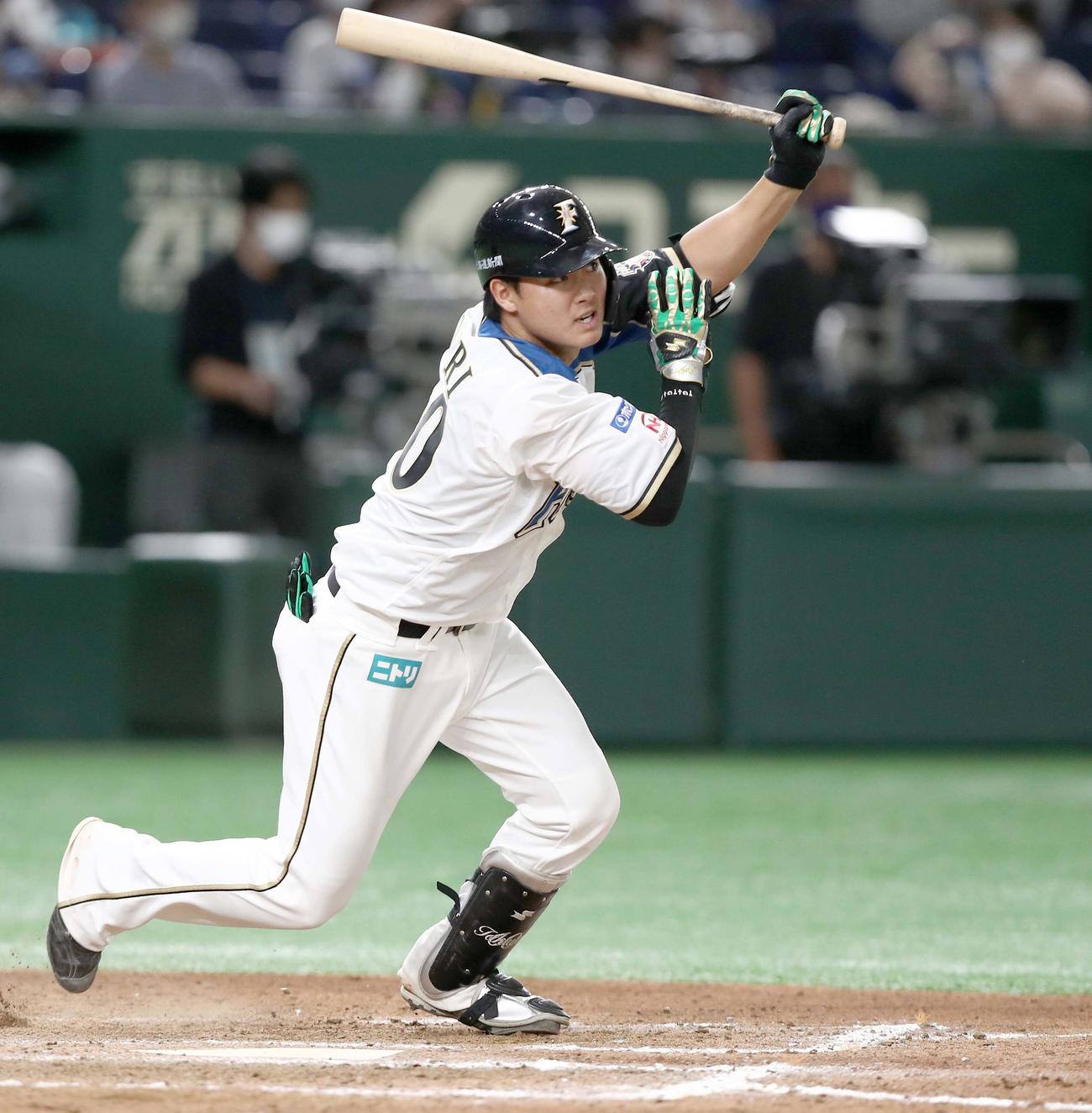 日本ハム対楽天　8回裏日本ハム2死、右前打を放つ郡（撮影・黒川智章）