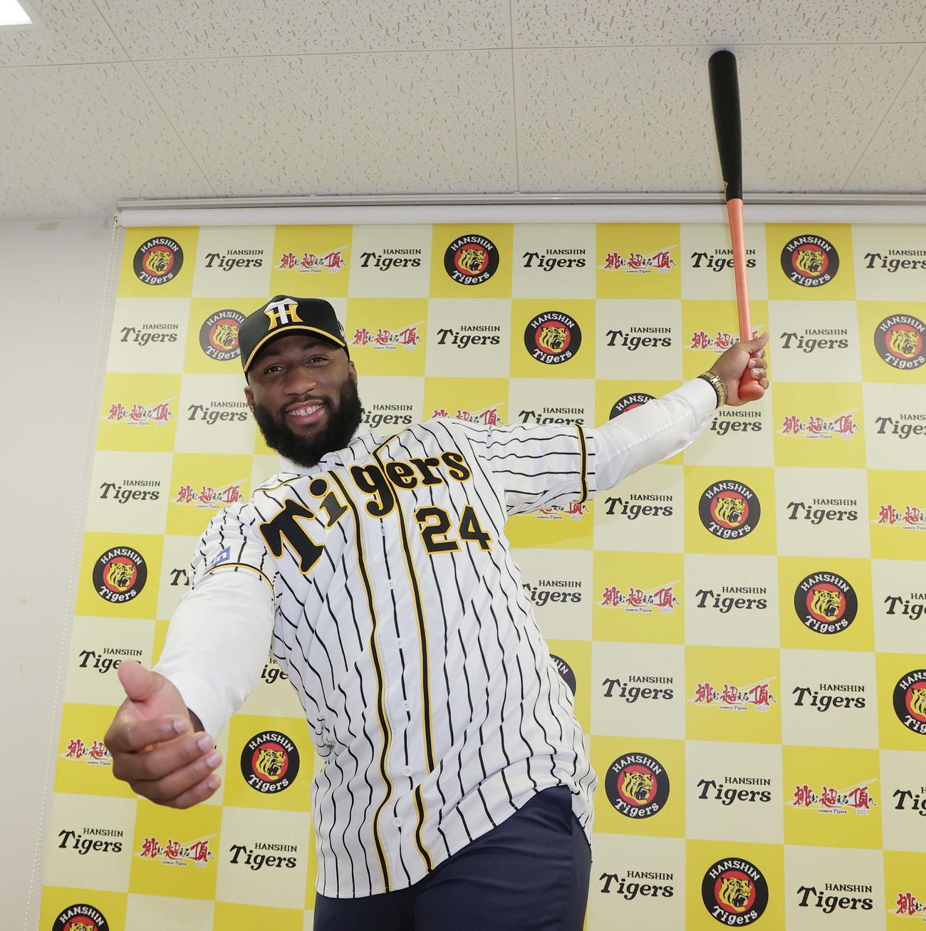 入団会見でスイングを披露するスイッチヒッターのロハス・ジュニア