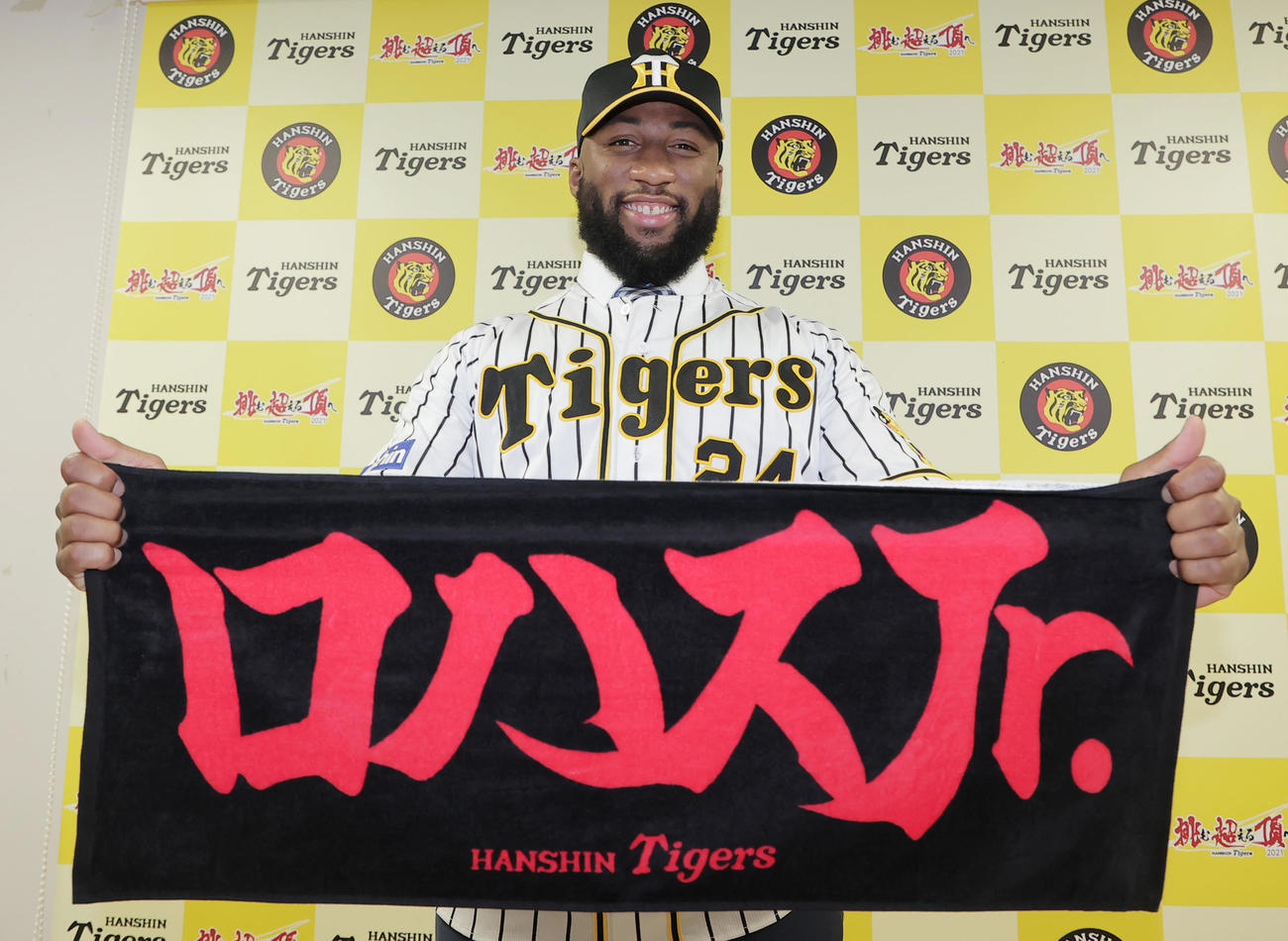 入団会見で名前入りタオルを手にするロハス・ジュニア