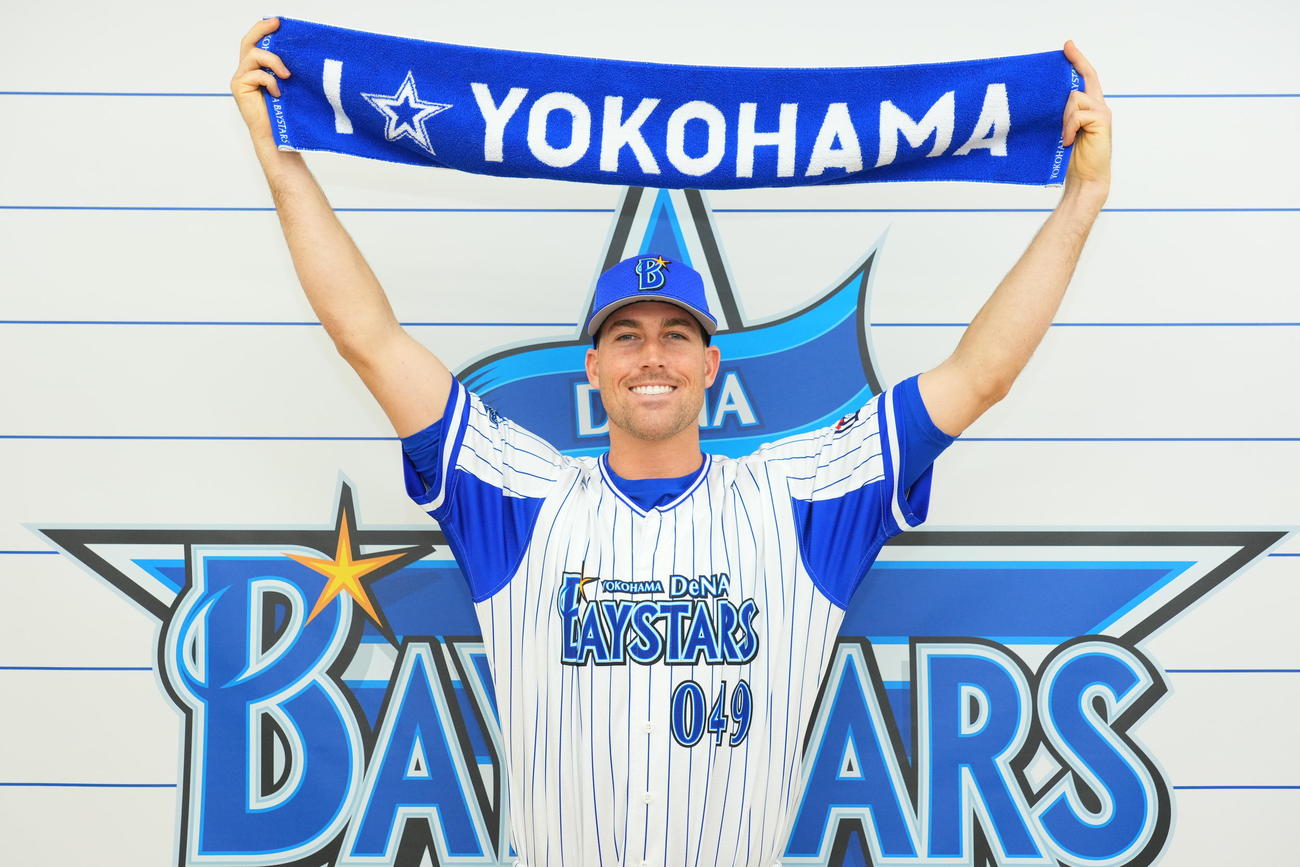 DeNA入団会見を行ったシャッケルフォード（球団提供）
