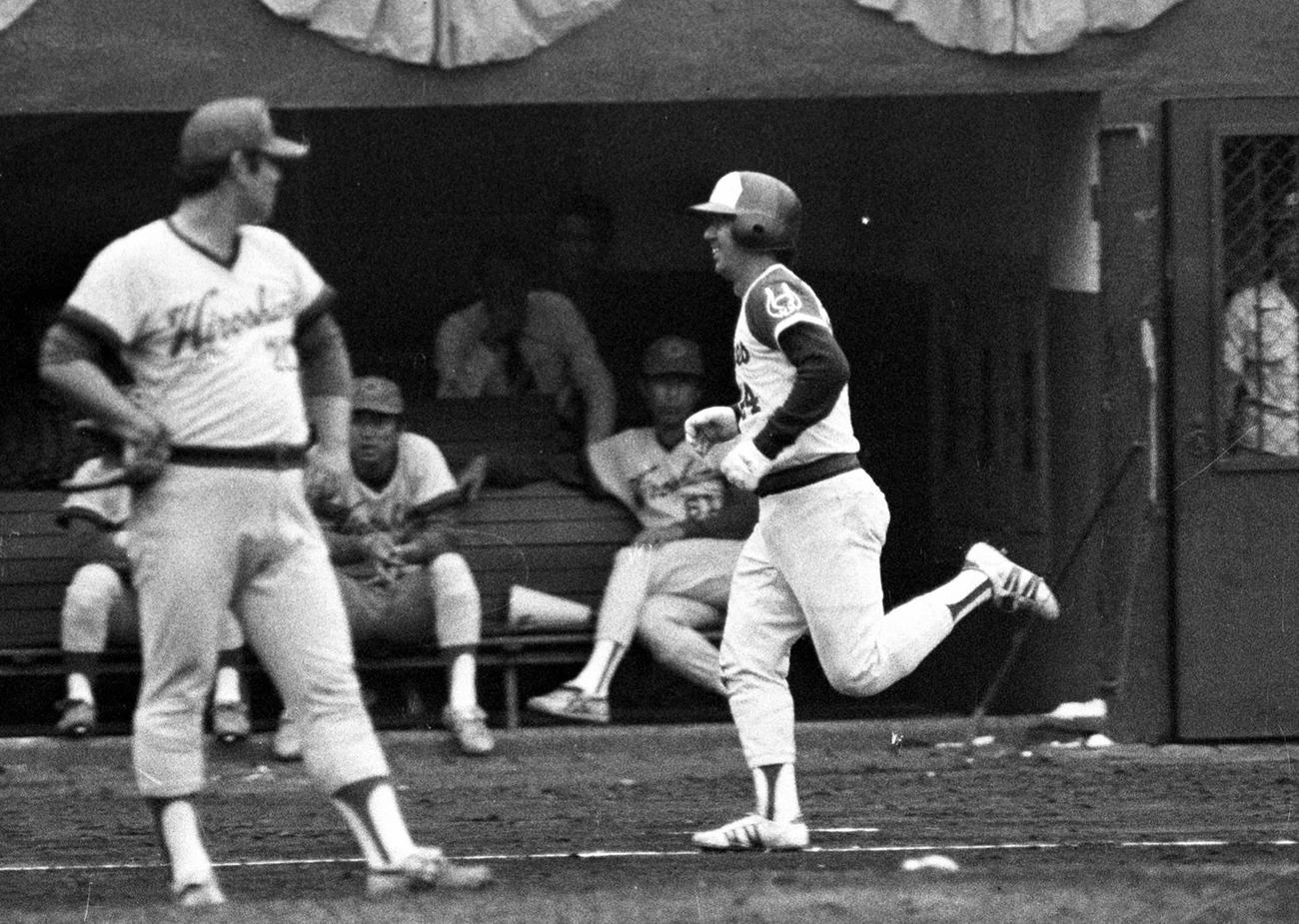 79年日本シリーズ第2戦で広島江夏豊（手前）から本塁打を放ち笑顔をみせる近鉄有田修三