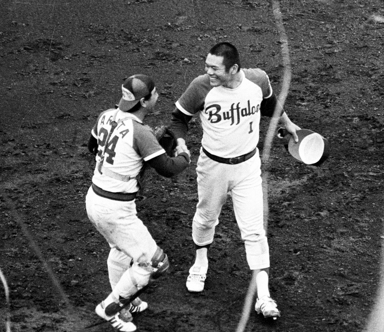79年日本シリーズ第2戦で完投勝利をおさめた近鉄鈴木啓示（右）と笑顔で握手をかわす有田修三