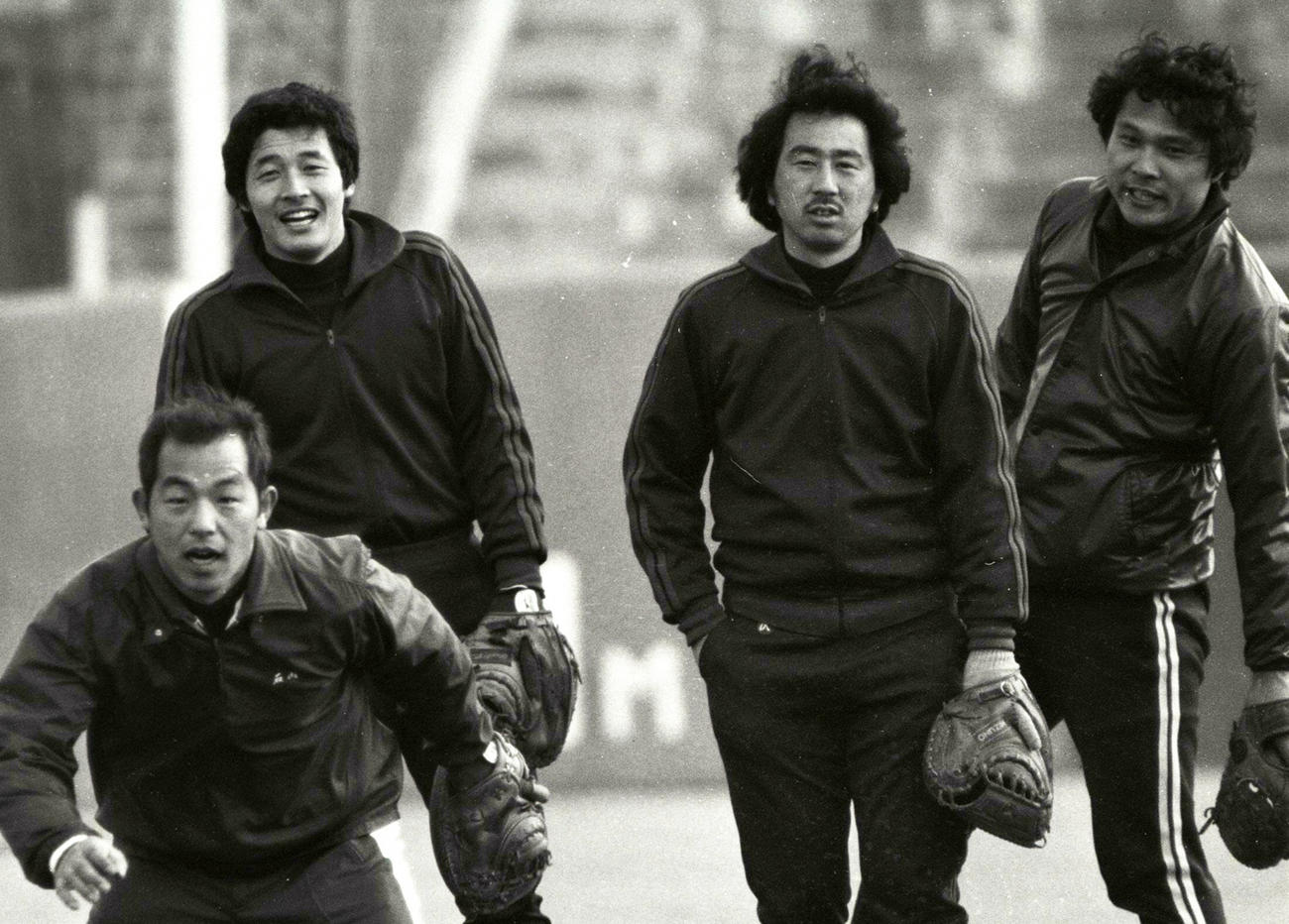 77年、自主トレでノックを受ける近鉄の（左から）石山一秀、梨田昌孝、有田修三、平野光泰