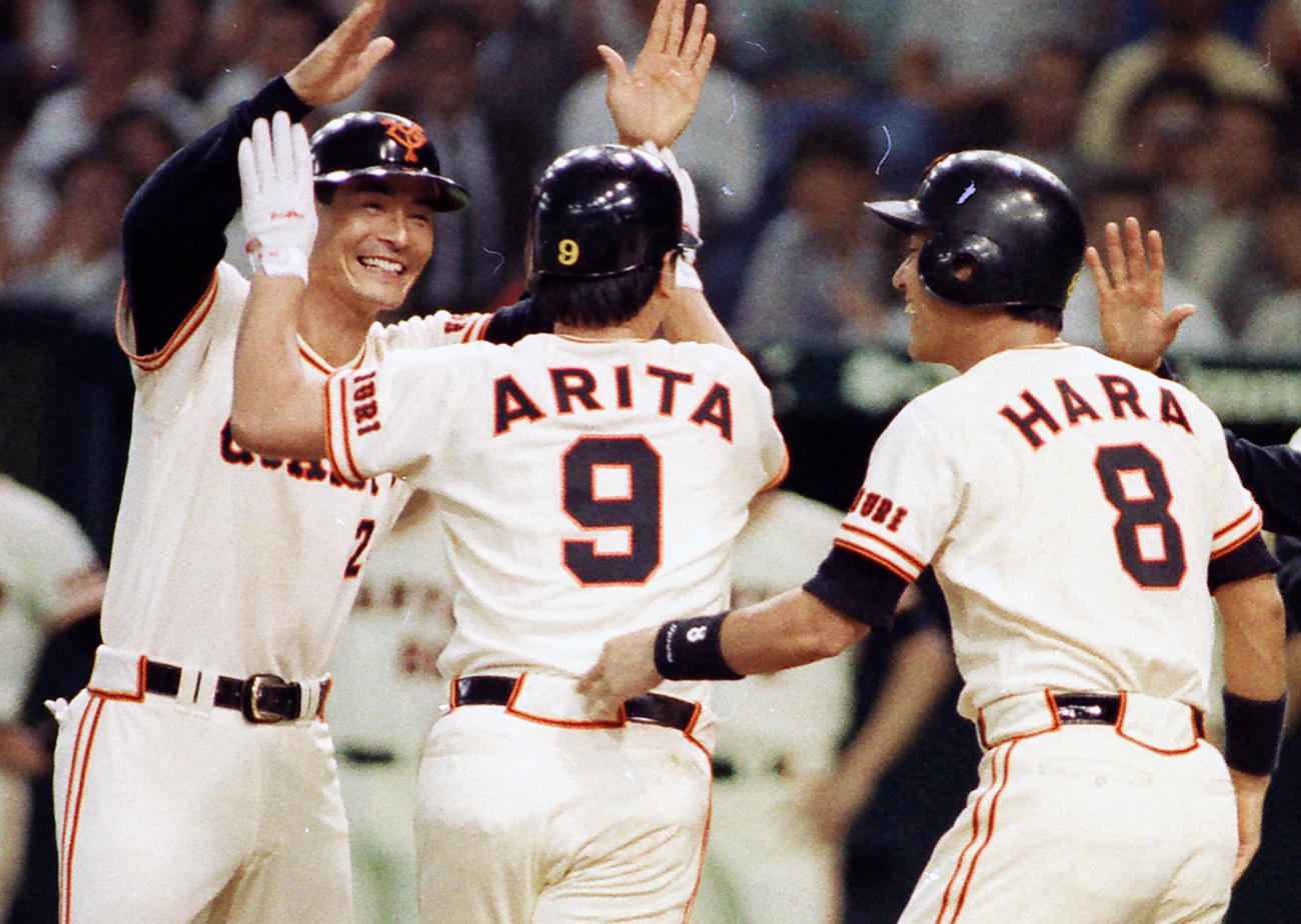 88年、阪神戦で満塁本塁打を放った有田修三は中畑清（左）、原辰徳（右）に出迎えられる
