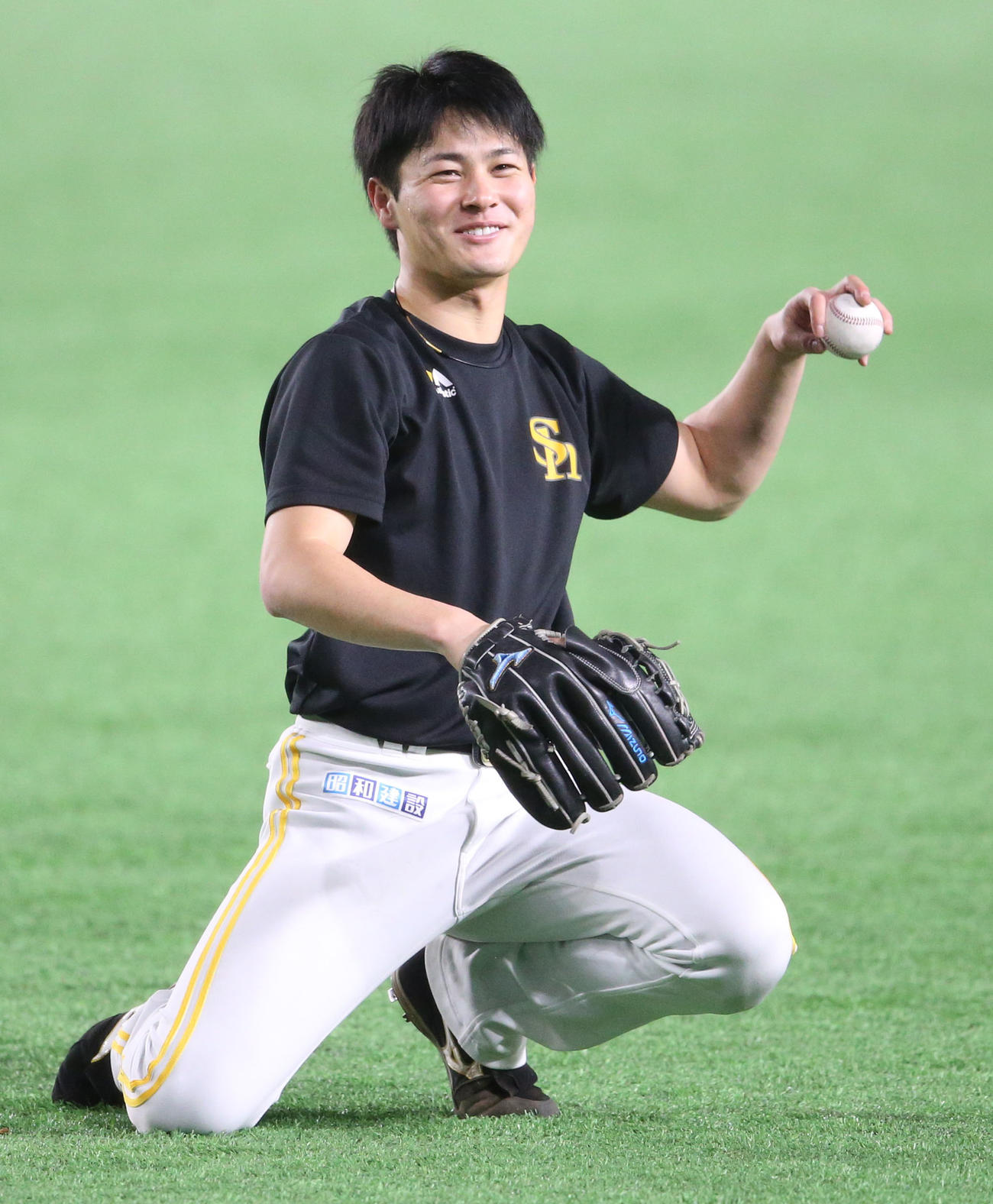 練習中、笑顔を見せる笠谷俊介（撮影・梅根麻紀）