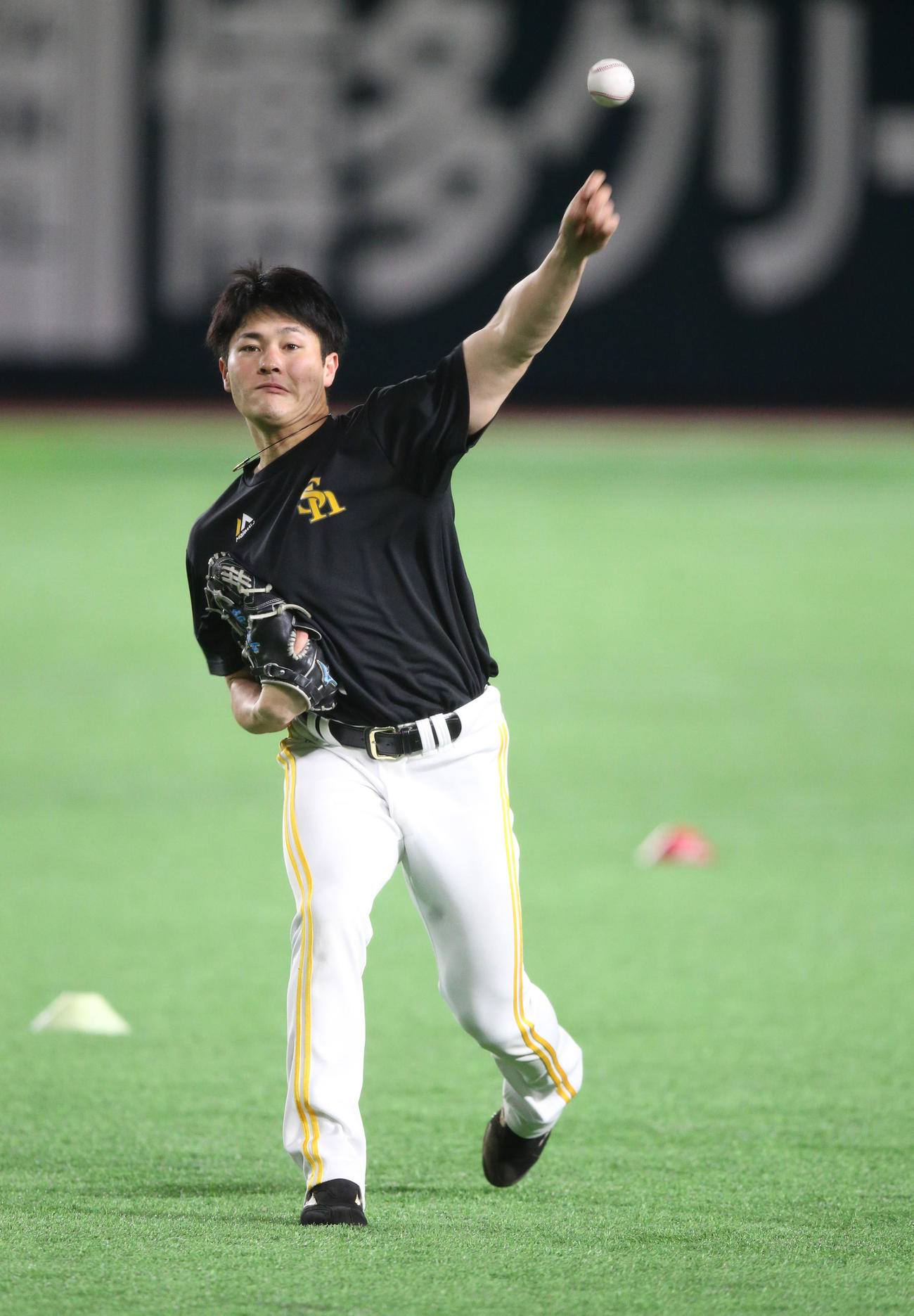 キャッチボールで調整する笠谷俊介（撮影・梅根麻紀）