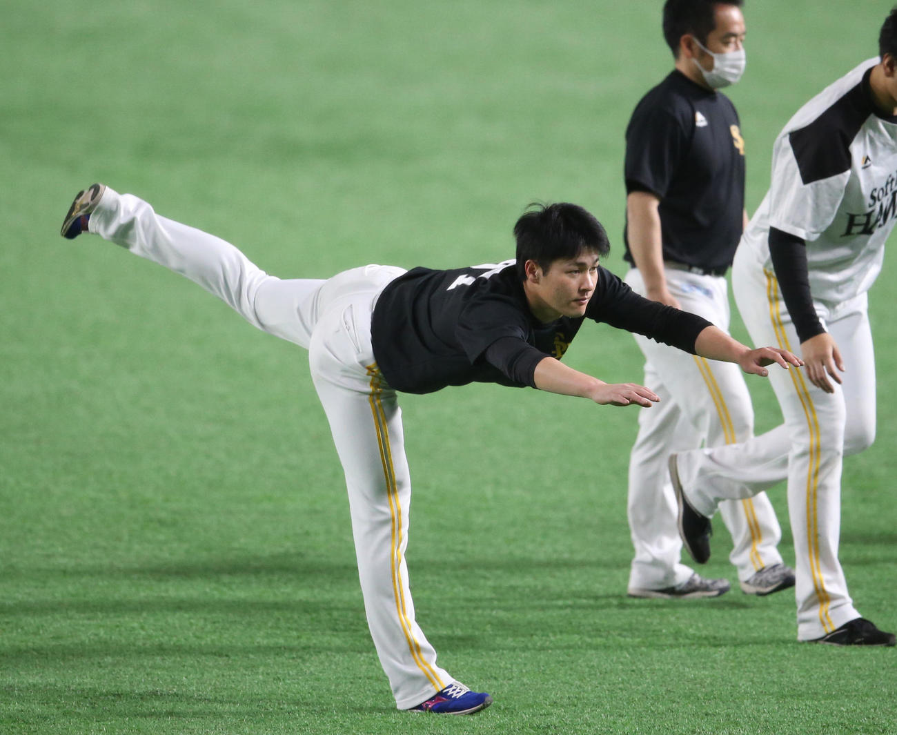 練習前、体をほぐす笠谷俊介（撮影・梅根麻紀）