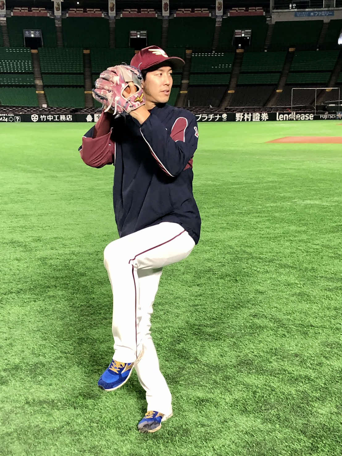 20日ソフトバンク戦での先発に向けて、投手練習に参加しキャッチボールを行う楽天岸（球団提供）