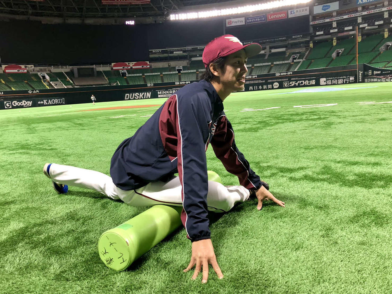 20日ソフトバンク戦での先発に向けて、投手練習に参加し、ストレッチを行う楽天岸（球団提供）