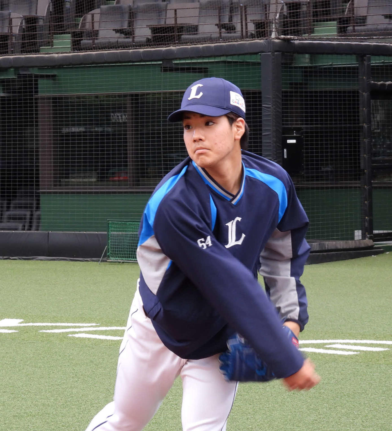 投手練習を行う西武上間（球団提供）
