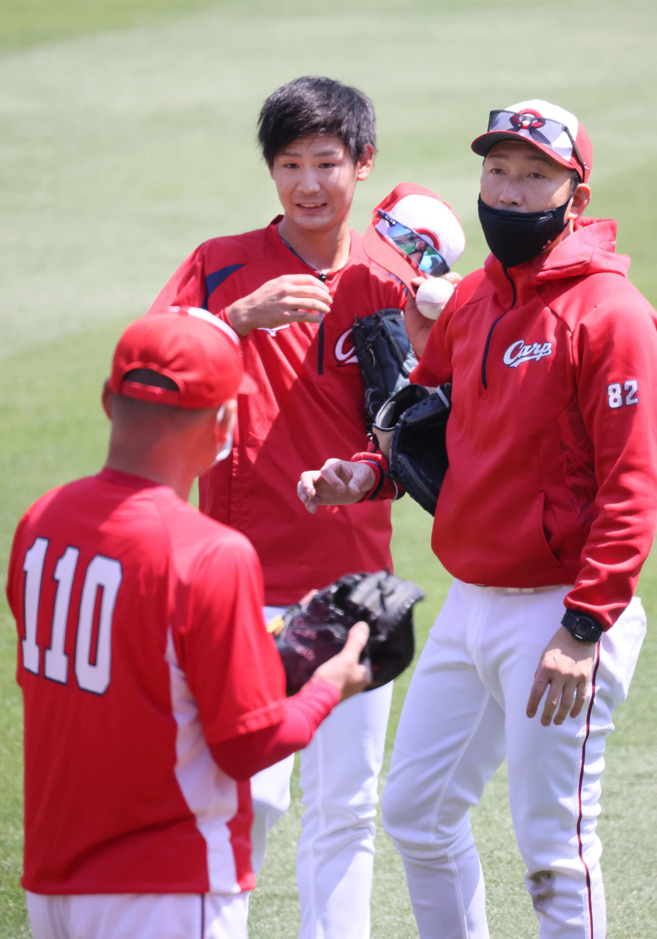 広島投手指名練習　投手指名練習に参加した森浦（中央）。右は横山投手コーチ（撮影・加藤孝規）