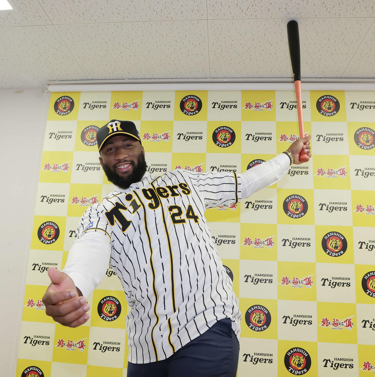 阪神入団会見でスイングを披露するスイッチヒッターのロハス・ジュニア