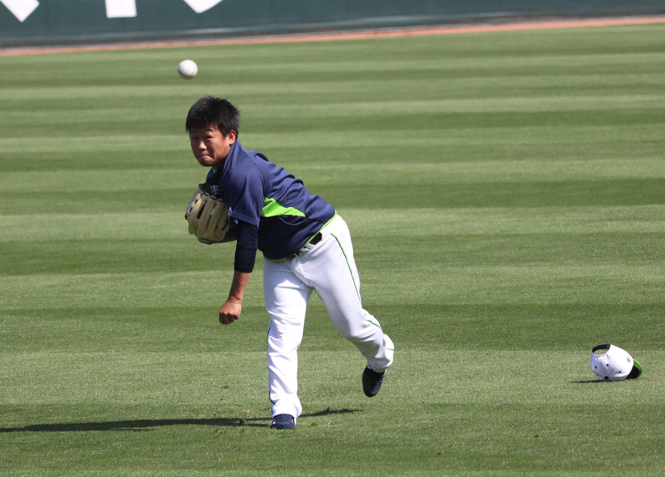 マツダスタジアムでの練習で、キャッチボールをするヤクルト田口（撮影・湯本勝大）