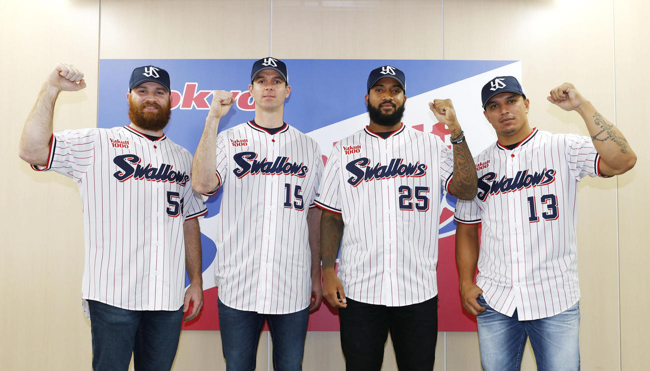 ヤクルト入団会見で記念撮影する、左からサイスニード、バンデンハーク、サンタナ、オスナ（代表撮影）