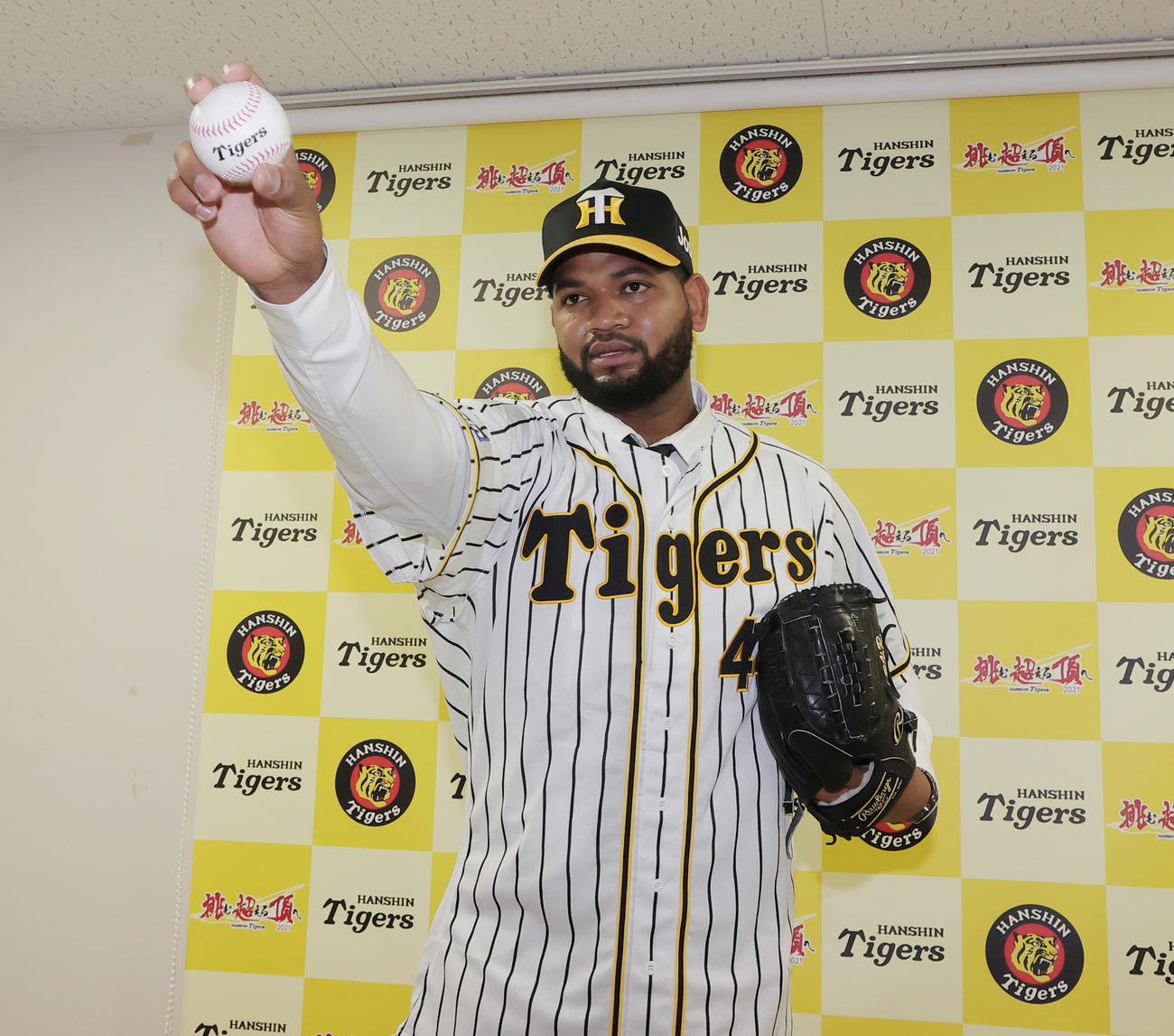 入団会見で投球フォームを披露するアルカンタラ
