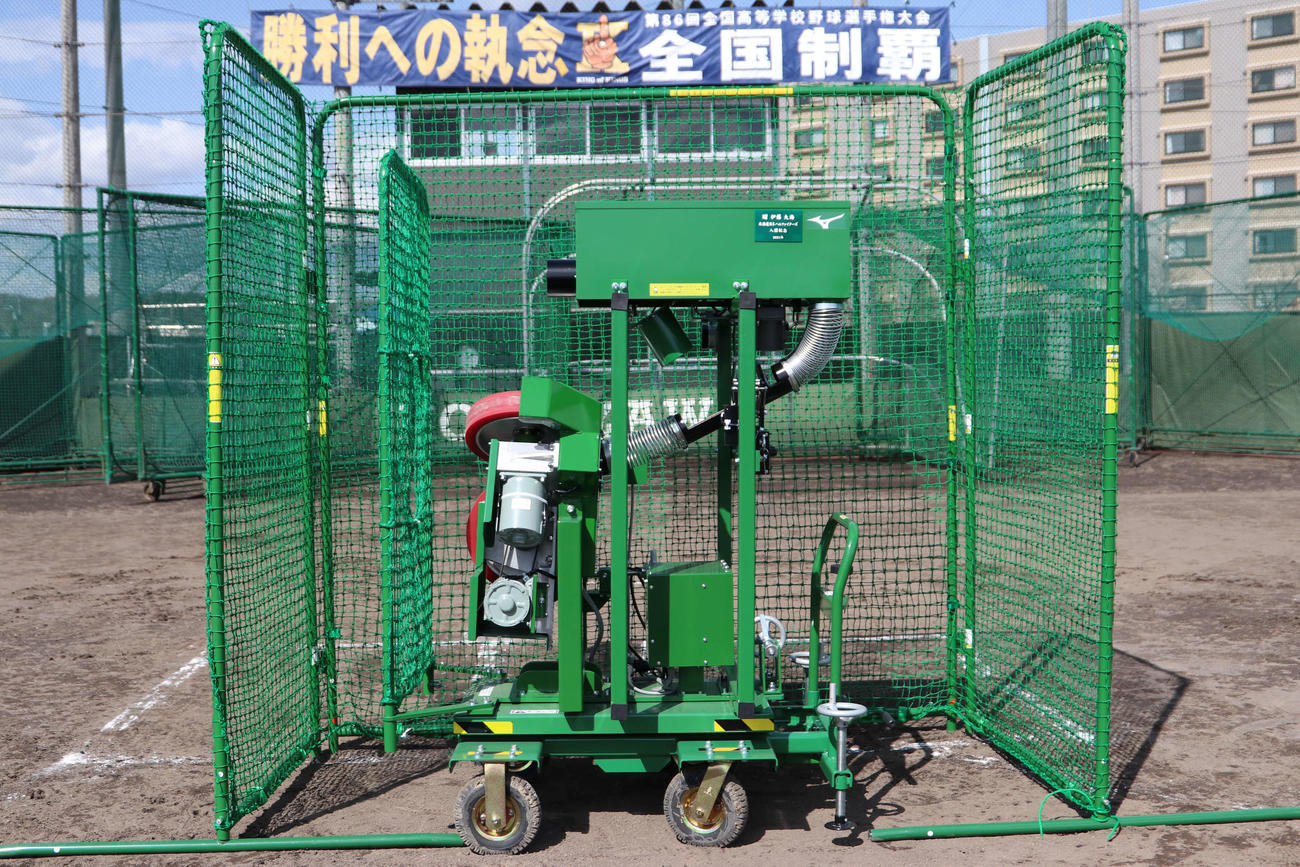 母校駒大苫小牧へ向け、日本ハム伊藤が寄贈したピッチングマシン（中央）と西武若林が寄贈した防球ネット（撮影・山崎純一）