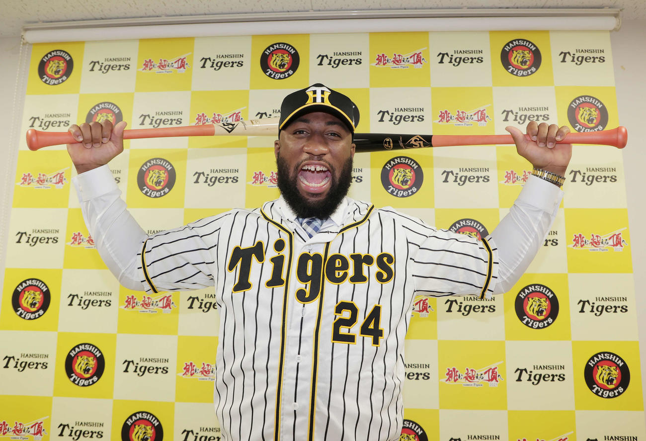 阪神入団会見でバットを両手にするスイッチヒッターのロハス・ジュニア