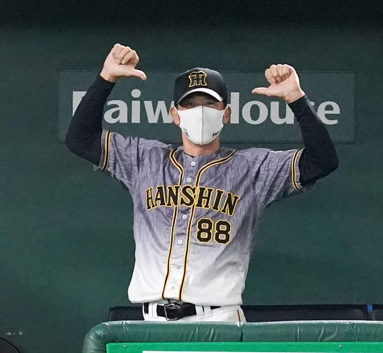先制適時打を放った糸原健斗にポーズを見せる矢野燿大監督（2020年9月15日撮影）