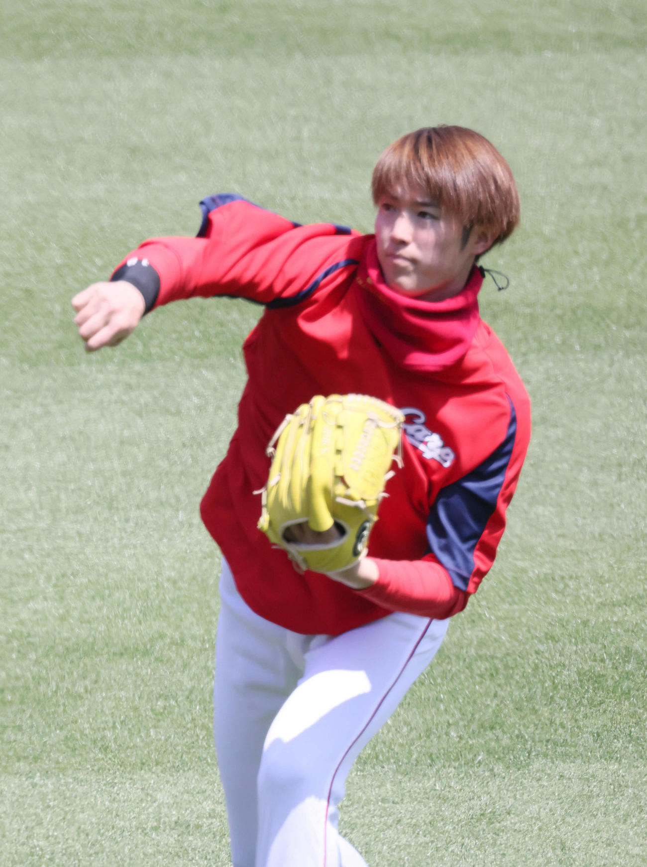 キャッチボールをする広島森下（撮影・加藤孝規）