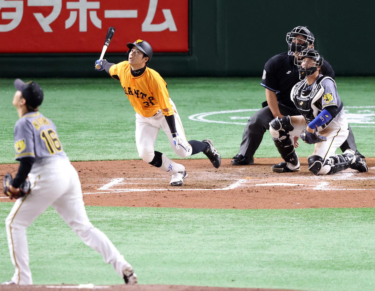 巨人対阪神　3回裏巨人1死二塁、2点本塁打を放つ松原。投手西勇（撮影・狩俣裕三）