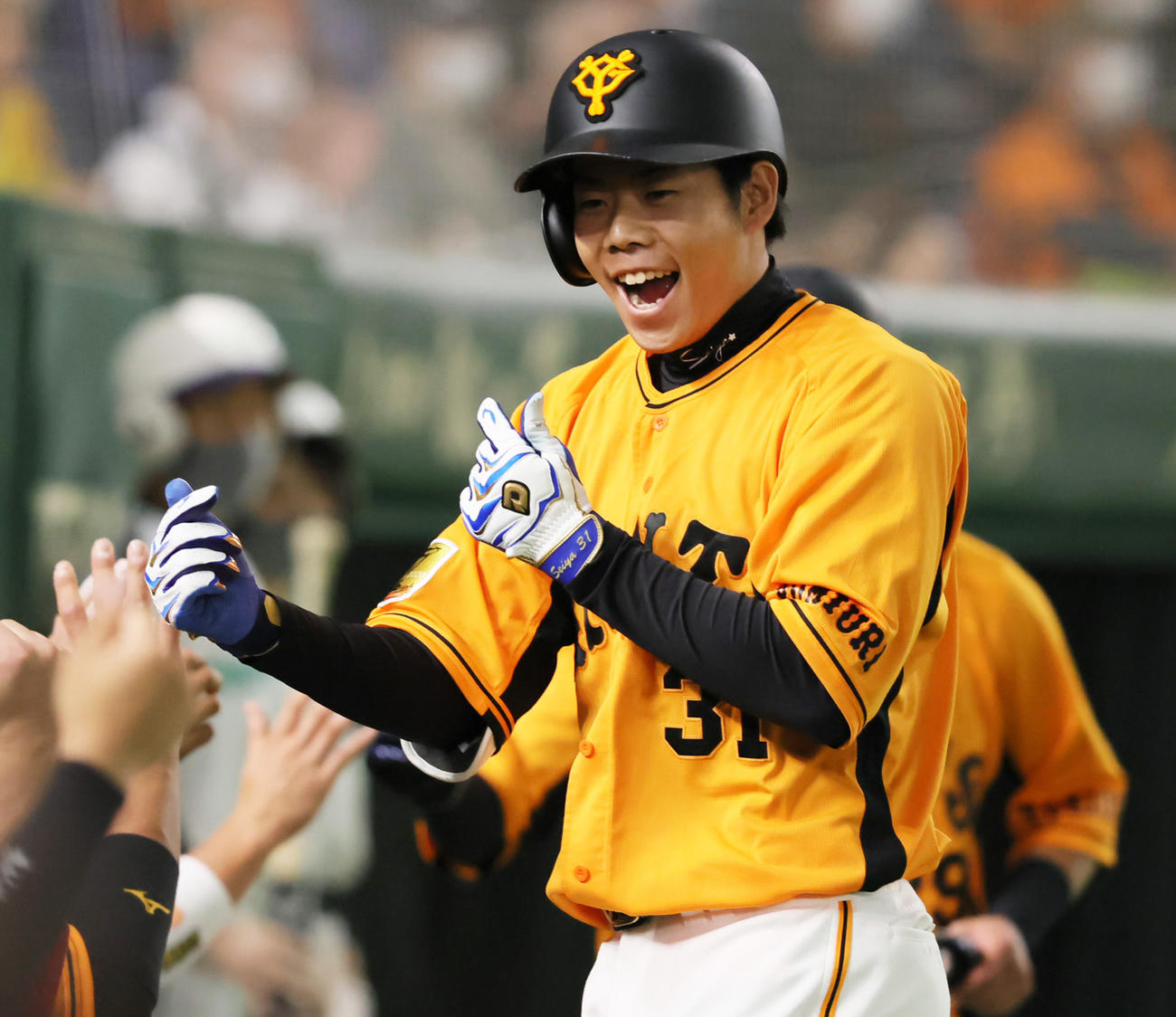 巨人対阪神　3回裏巨人1死二塁、2点本塁打を放ち笑顔を見せる松原（撮影・足立雅史）