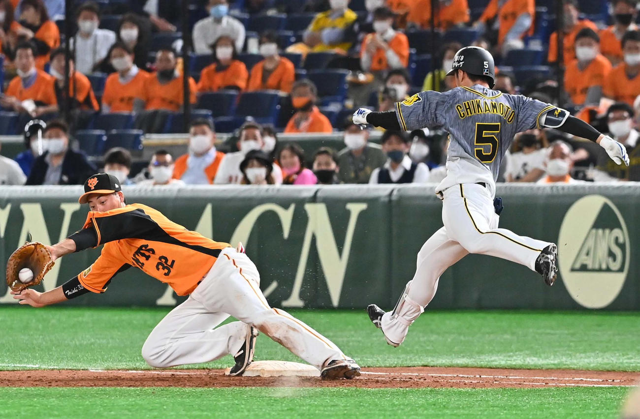 巨人対阪神　6回表阪神2死一、三塁、バント安打を狙うも投ゴロに倒れる近本（撮影・上田博志）