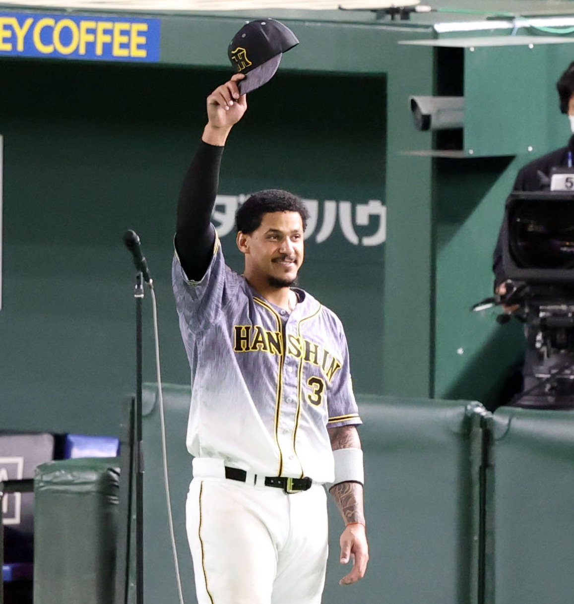 巨人対阪神　ヒーローインタビュー後、ファンの声援に応えるマルテ（撮影・狩俣裕三）