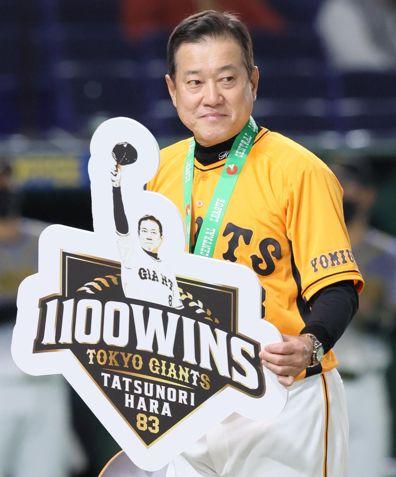 試合前、監督通算1100勝の表彰を受ける巨人原監督（撮影・足立雅史）