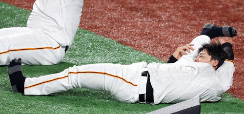 巨人対阪神　試合前の練習で驚異の柔軟性を見せる高梨（撮影・狩俣裕三）