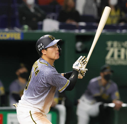 巨人対阪神　3回表阪神無死、2打者連続となる右越え本塁打を放つ大山（撮影・足立雅史）
