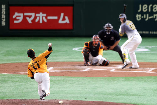 巨人対阪神　3回表阪神無死、サンチェスに代わって登板し、プロ初球を投げる平内。打者サンズ（撮影・狩俣裕三）