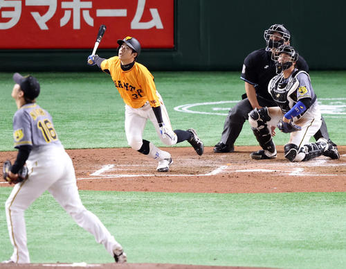 巨人対阪神　3回裏巨人1死二塁、2点本塁打を放つ松原。投手西勇（撮影・狩俣裕三）