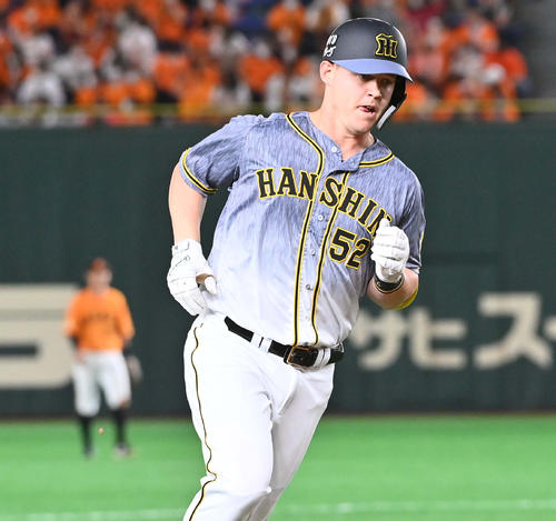 巨人対阪神　6回表阪神無死、中越えにソロ本塁打を放つサンズ（撮影・上田博志）