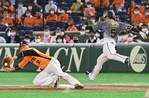 巨人対阪神　6回表阪神2死一、三塁、バント安打を狙うも投ゴロに倒れる近本（撮影・上田博志）