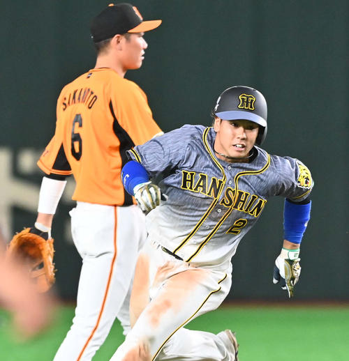 巨人対阪神　7回表阪神2死満塁、右翼線へ2点適時打を放ち二塁を蹴る梅野（撮影・上田博志）