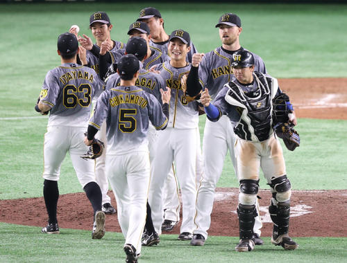 2021年4月20日　巨人対阪神　試合後、勝利を喜び合う阪神ナイン