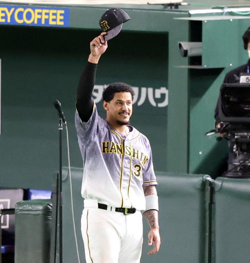巨人対阪神　ヒーローインタビュー後、ファンの声援に応えるマルテ（撮影・狩俣裕三）