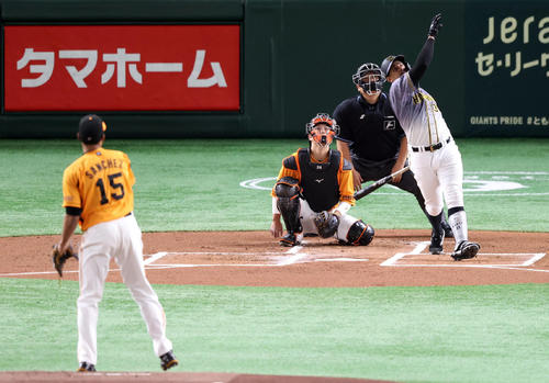 巨人対阪神　1回表阪神2死、先制ソロ本塁打を放つマルテ。投手サンチェス（撮影・狩俣裕三）