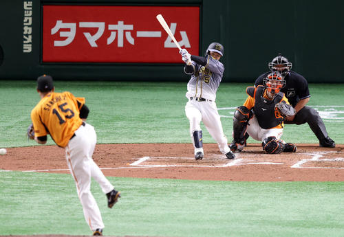 巨人対阪神　2回表阪神2死二塁、適時打を放つ近本。投手サンチェス（撮影・狩俣裕三）