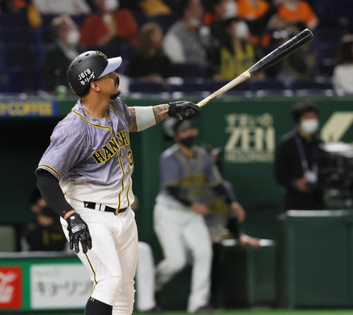 巨人対阪神　3回表阪神無死一塁、2打席連続となる2点本塁打を放つマルテ（撮影・足立雅史）